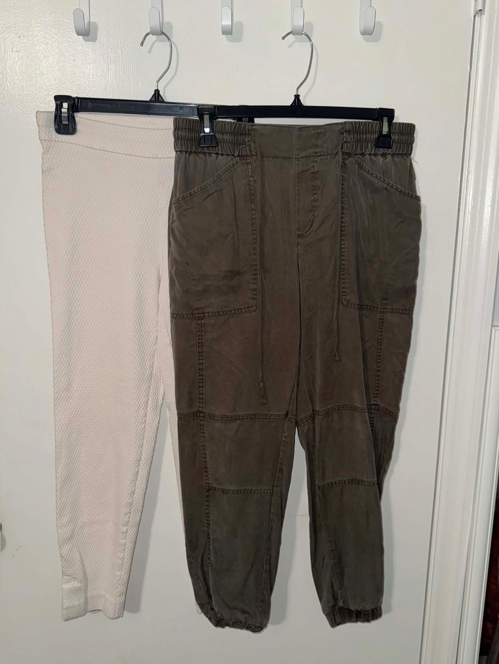 Bundle of two capri pants
